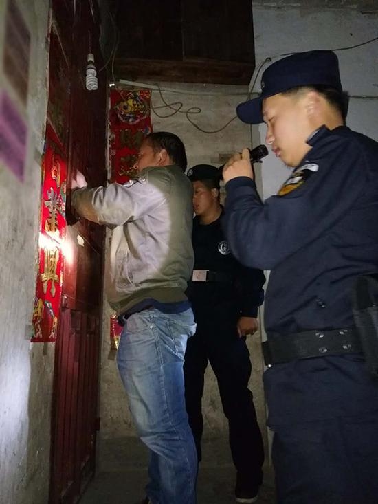 吕梁地区粗心妈妈误将幼女锁家中 